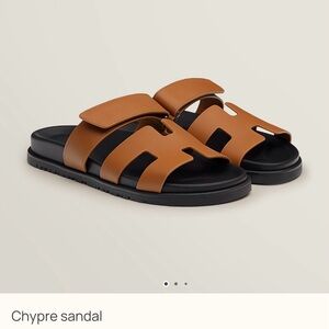 NWOB Men’s Hermes Chypre Sandals in Gold Calfskin - Size 43 - US 10
